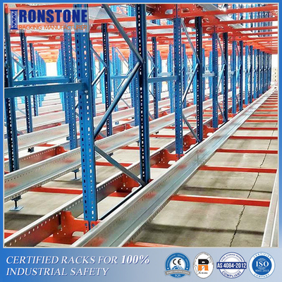 Entrepôt automatisé moderne de stockage et de récupération avec le système automatisé d'opération
