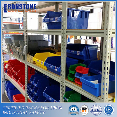 Main sélectionnant le rayonnage de stockage de rivet de Boltless
