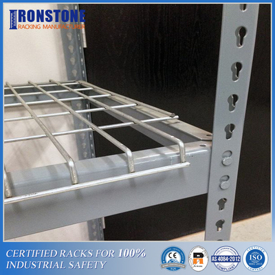 Main sélectionnant le rayonnage de stockage de rivet de Boltless